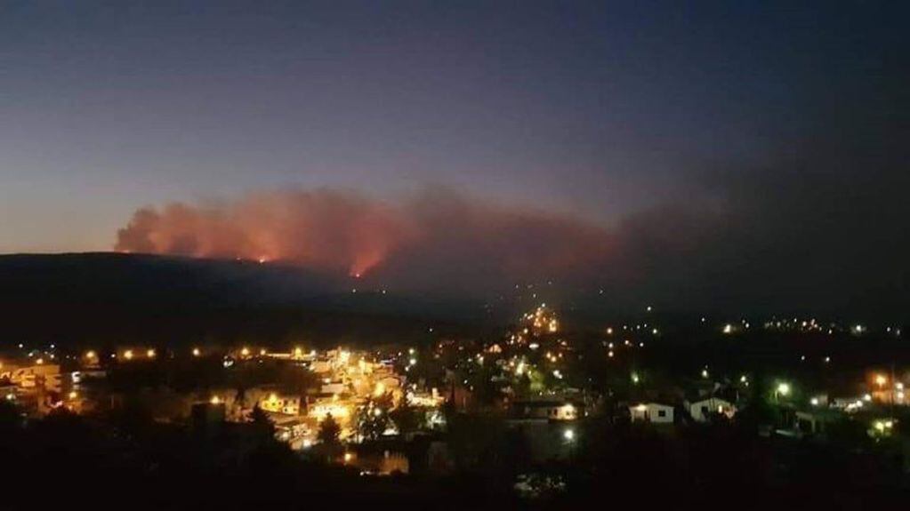 Incendio forestal en Tanti visto desde otro punto de la ciudad.