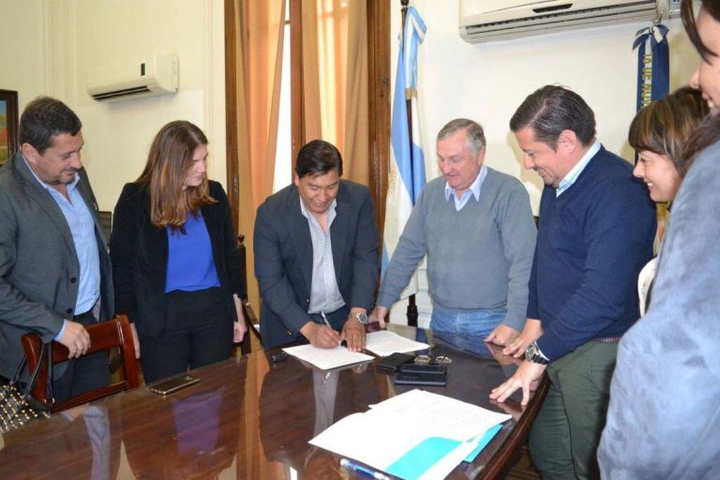 Méndez, Herrera, Perassi y Rotela, junto a funcionarios humahuaqueños y representantes de Telecom, en la firma del convenio.