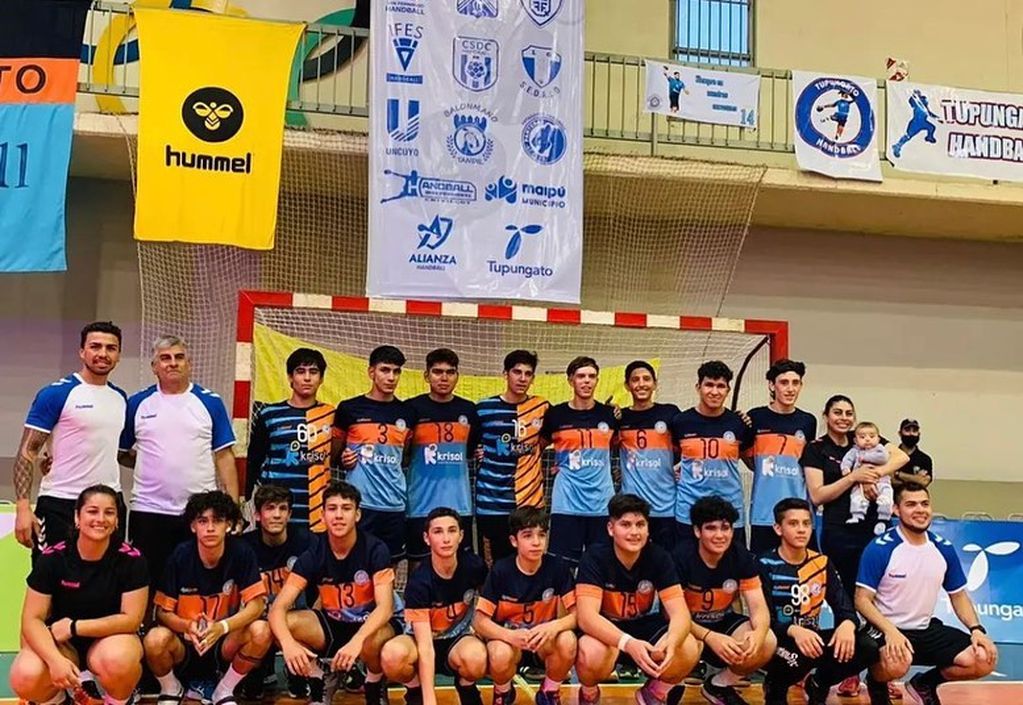 El equipo masculino de Tupungato juega una de las finales en el Nacional de Handball que se disputa en el Valle de Uco.