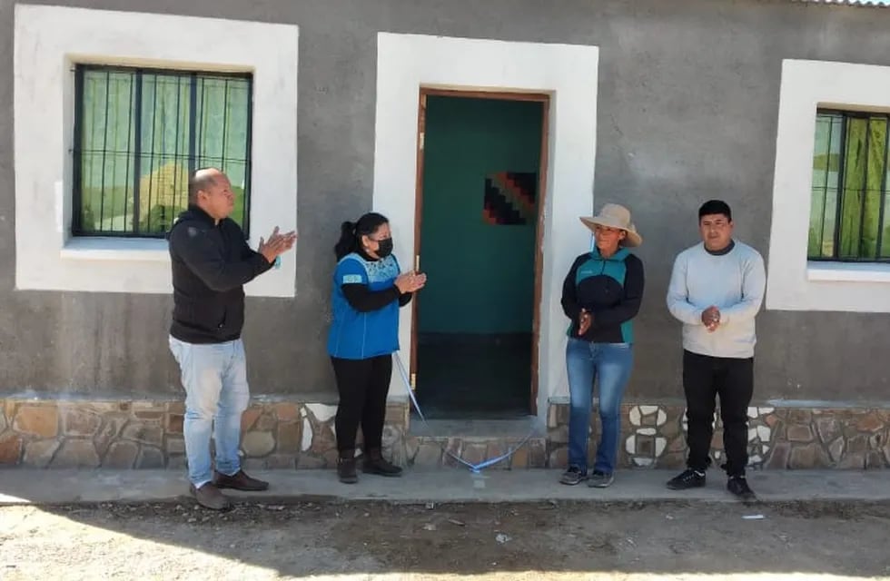 El delegado del ENACOM en Jujuy, Carlos Quiroga, acompañó a los impulsores del proyecto en el corte de cinta para dejar inauguradas las instalaciones de FM La Toleña.