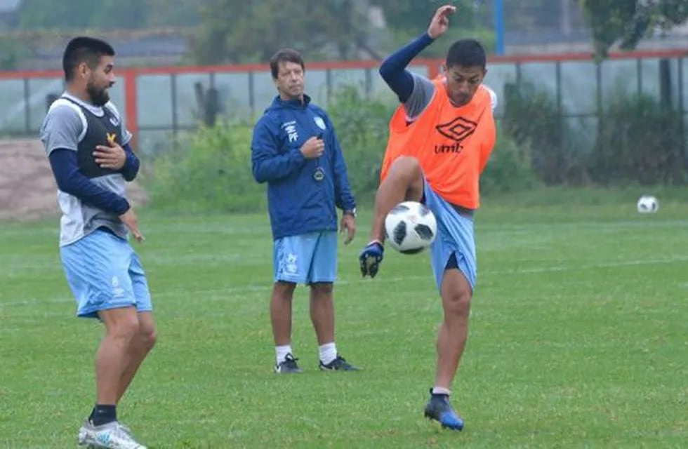 Cristian Villagra se resintió de un esguince en la rodilla y no estará en Paraguay.