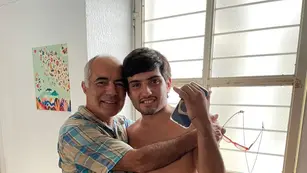 Fernando Lastra y su hijo. El hombre dio a conocer el parte de salud de los tres jóvenes atacados. (Gentileza)