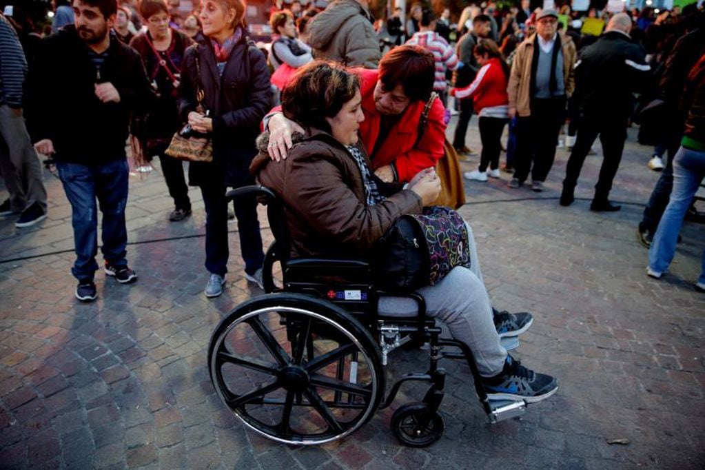 Protesta en la ciudad de Buenos Aires  contra el recorte en las pensiones para discapacitados. (AP)
