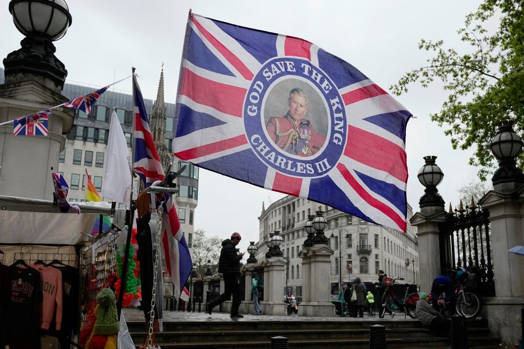Una bandera con una imagen del rey Carlos III de Gran Bretaña a la venta para celebrar la coronación del rey Carlos III, en una tienda de Londres, el jueves 27 de abril de 2023. (AP Foto/Kin Cheung)