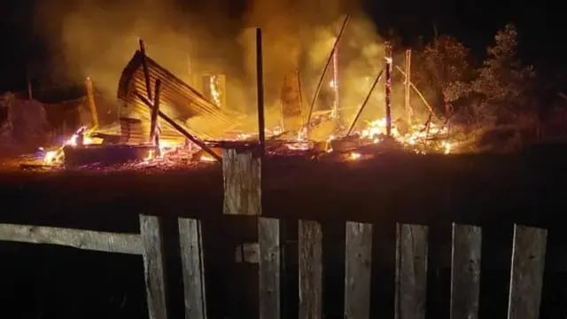 Incendio consumió una vivienda en Capioví