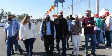 El gobernador Omar Perotti, recorriendo el autódromo "Ciudad de Rafaela"