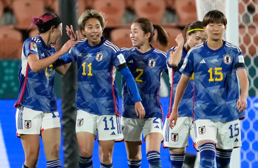 Mina Tanaka de Japón celebra con sus compañeras tras anotar el segundo gol de su equipo en el encuentro ante Zambia. El equipo de Japón portó brazaletes negros en su primer duelo de la Copa Mundial el sábado 22 de julio del 2023. (AP Foto/John Cowpland )