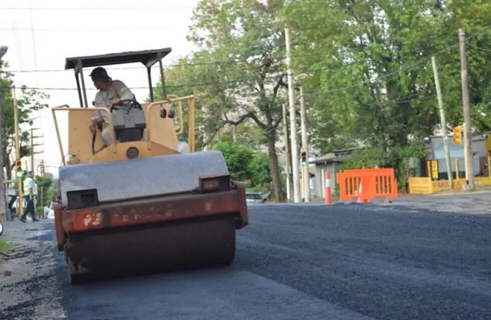 Continúan las obras de asfaltado sobre avenidas en Posadas.