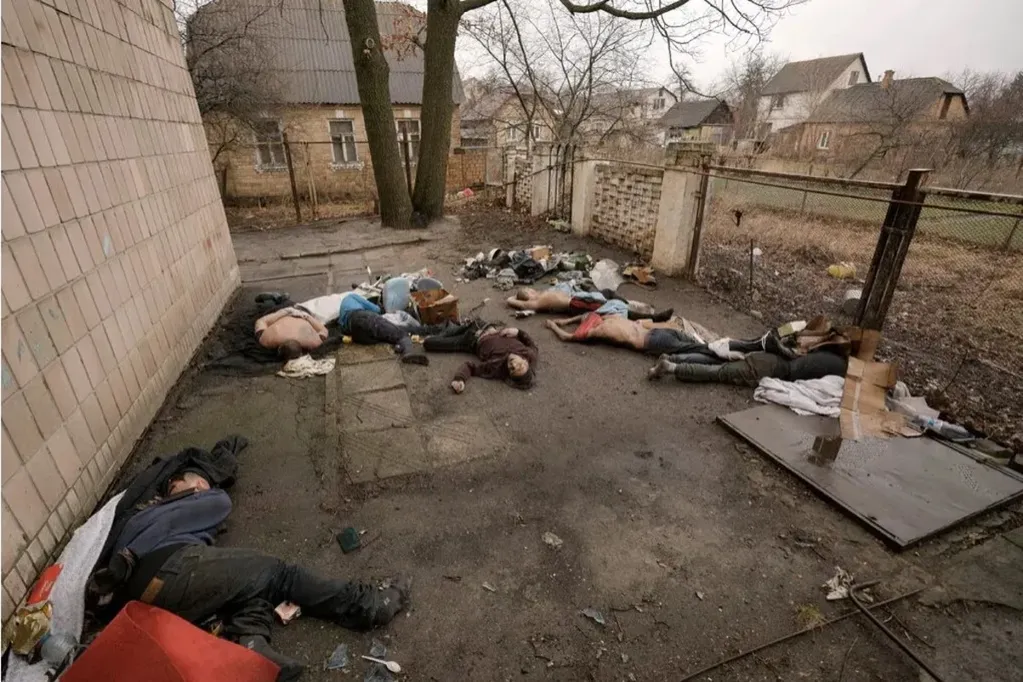 Una foto del 3 de abril, donde se ven los cadáveres de al menos ocho hombres ucranianos en Bucha.