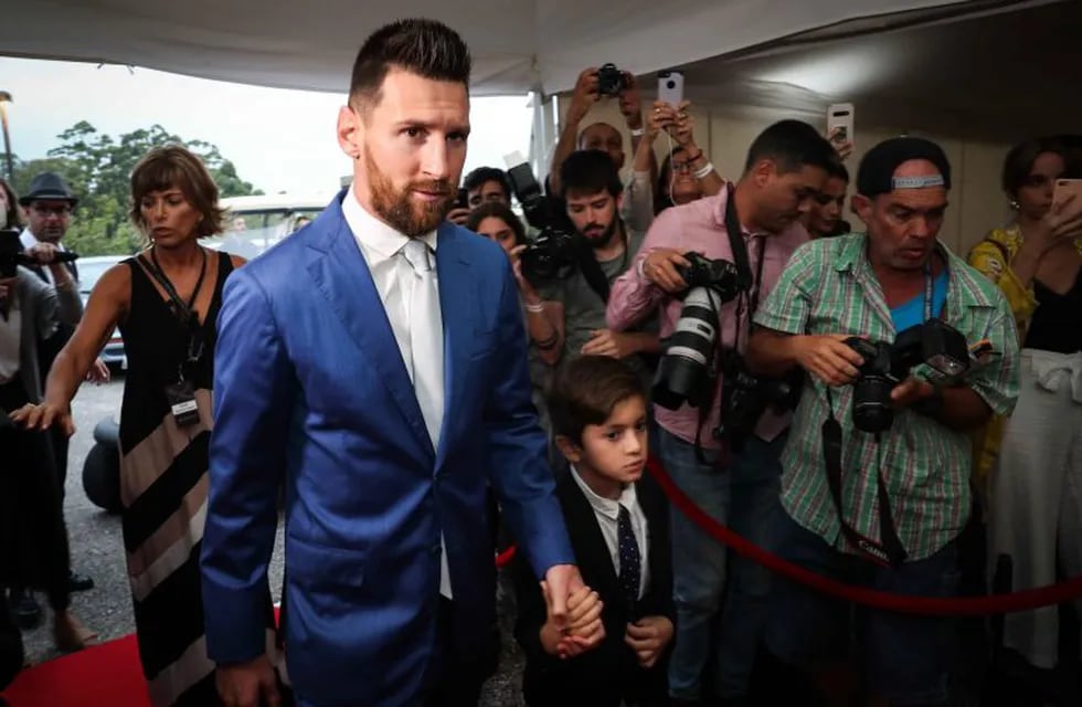 Messi y Roccuzzo llegaron a la fiesta de Luis Suárez y Sofía Balbi junto al mayor de sus hijos (EFE/ Federico Anfitti)