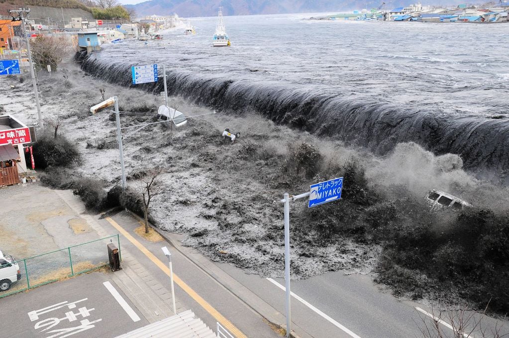 Una imagen que impresiona, con el avance imponente del agua sobre las costas japonesas.