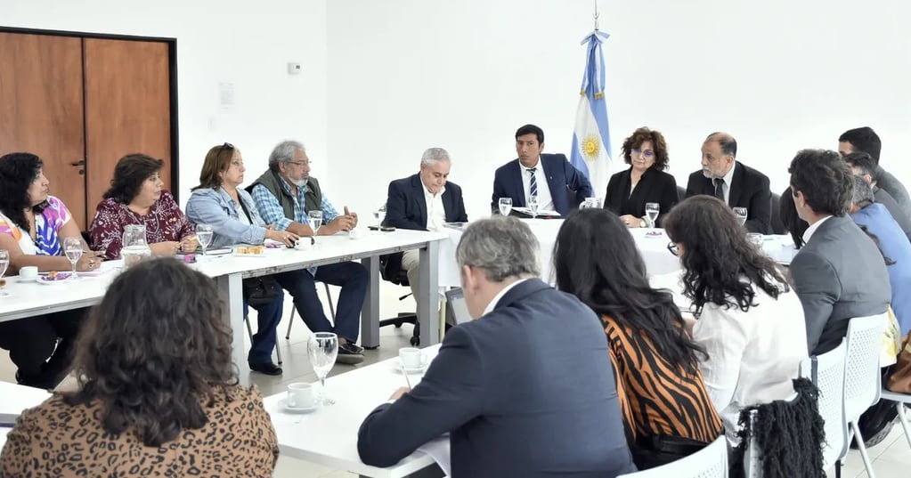 Este lunes el Gobierno de Jujuy ofreció un 30% de aumento salarial a los gremios docentes ADEP, Asdea y UDA, durante una reunión realizada en el Ministerio de Educación.