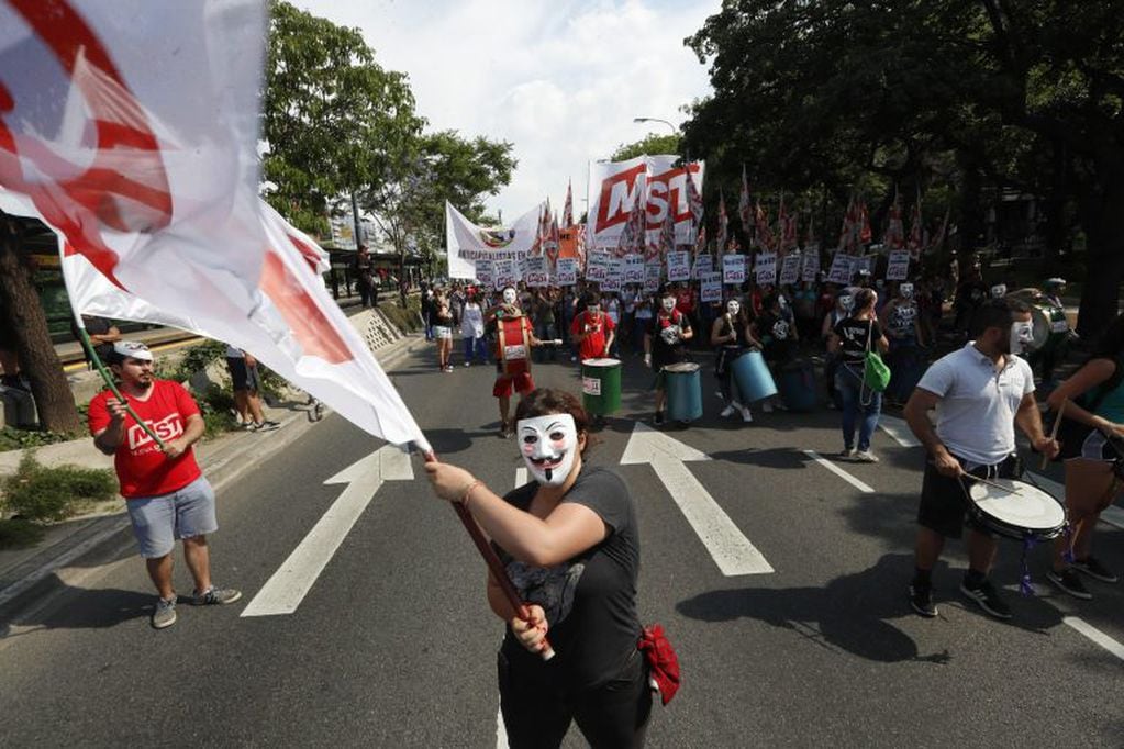 Militantes del MST (Movimiento Socialista de los Trabajadores), manifestándose contra la cumbre del G20.