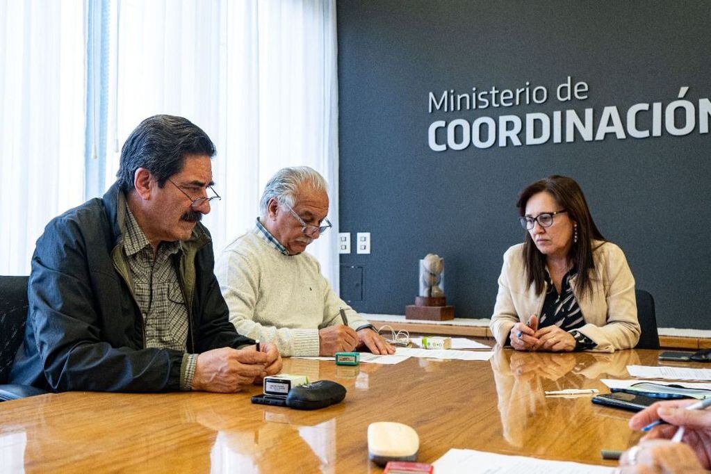 Juan Monserrat (UEPC) y la ministra Rivero firmaron el acuerdo salarial para el segundo semestre.