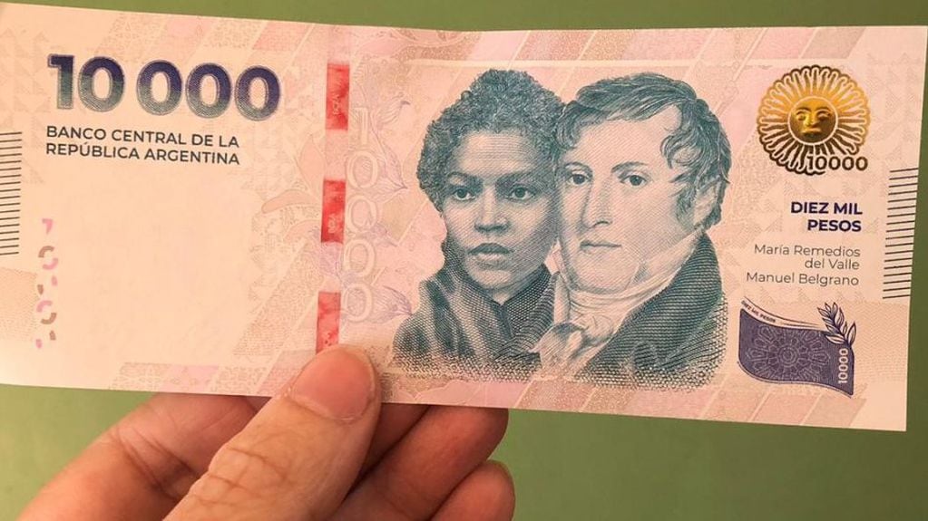 El primer paso para reconocer un billete falso de $10.000 es con el tacto.