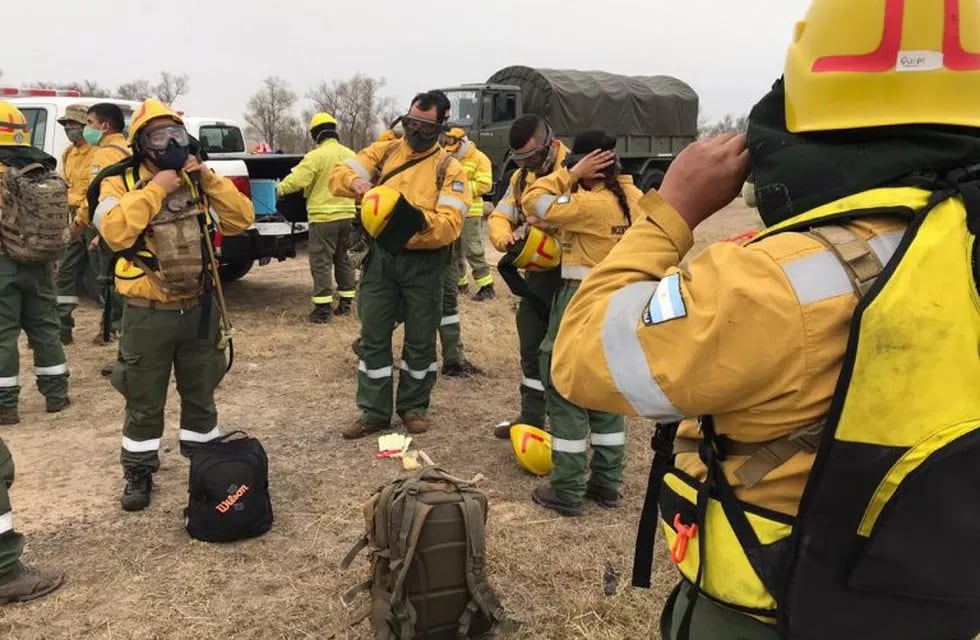 Brigadistas de la Policía Federal y Bomberos Voluntarios de Santa Fe regresarán para apagar las llamas en el Delta. (Armada Argentina)
