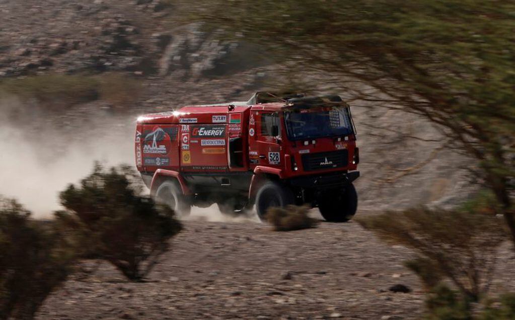 Maz-Sportauto, de Bielorusia o Rusia Blanca, por ahora se impone a Kamaz entre los gigantes del Dakar.