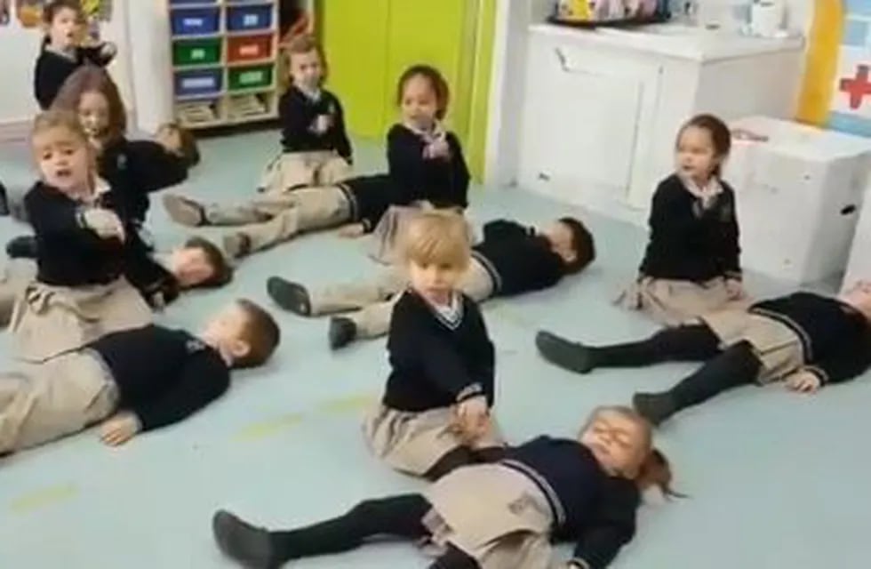 Niños aprenden RCP en la escuela con una canción