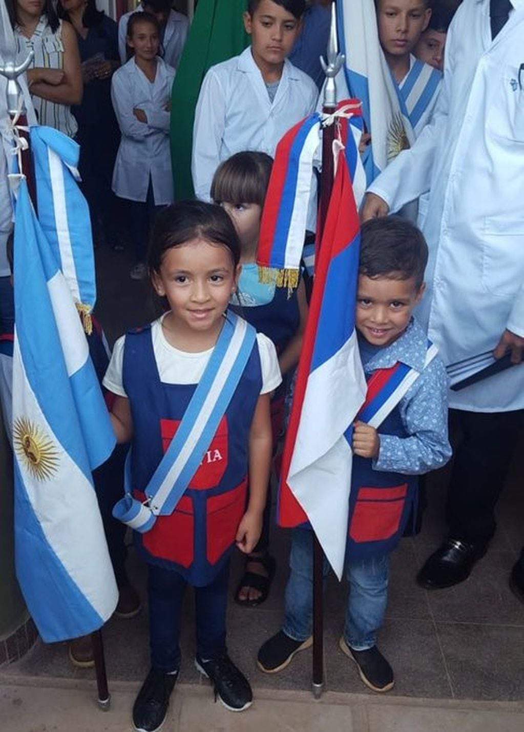 Inauguración del ciclo lectivo en San Pedro con las banderas de la Argentina y de Misiones. (Misiones Online)