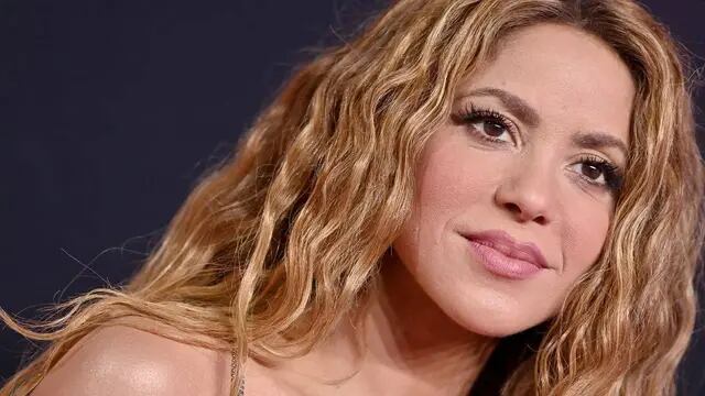 Shakira deslumbró con un minivestido de cuero y botas bucaneras a juego