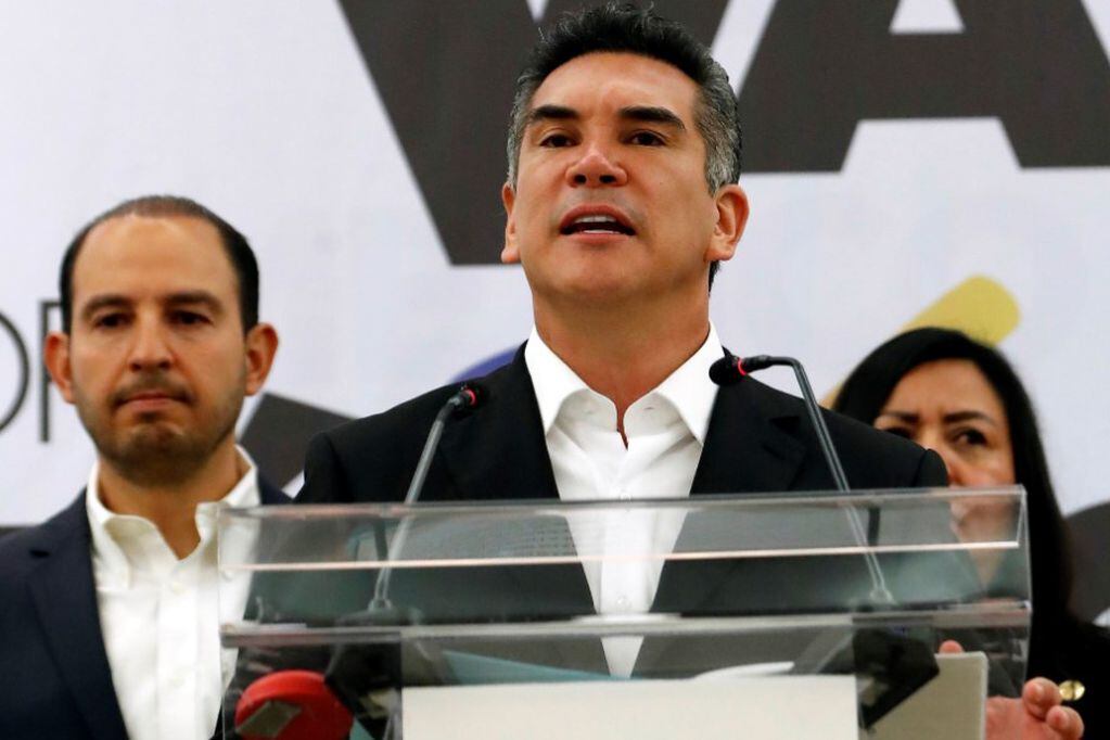 Fotografía de archivo fechada el 9 de junio de 2022 del presidente del Partido Revolucionario Institucional (PRI), Alejandro Moreno, mientras habla durante una conferencia de prensa, en Ciudad de México (México).
