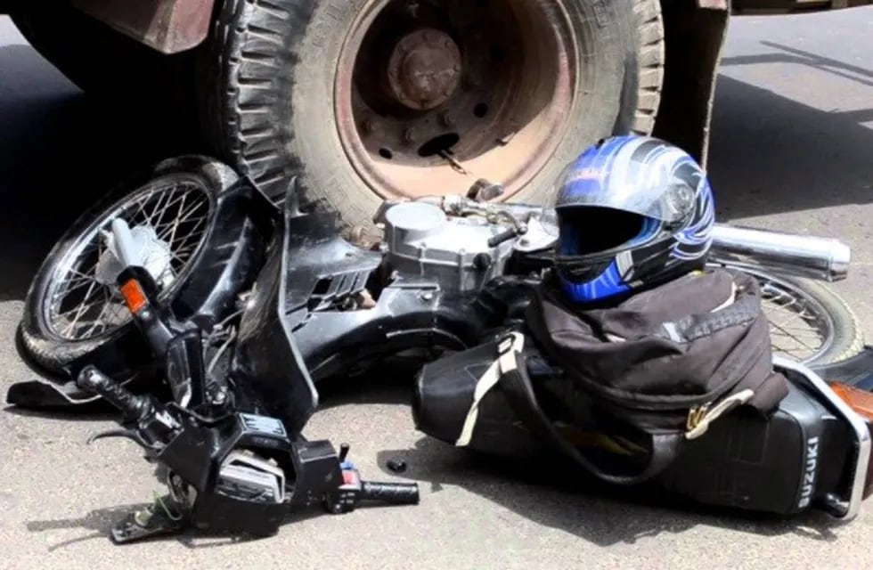 Un camión impactó contra una moto de baja cilindrada en la esquina de José Ingeniero y Platamura, de Mendoza.