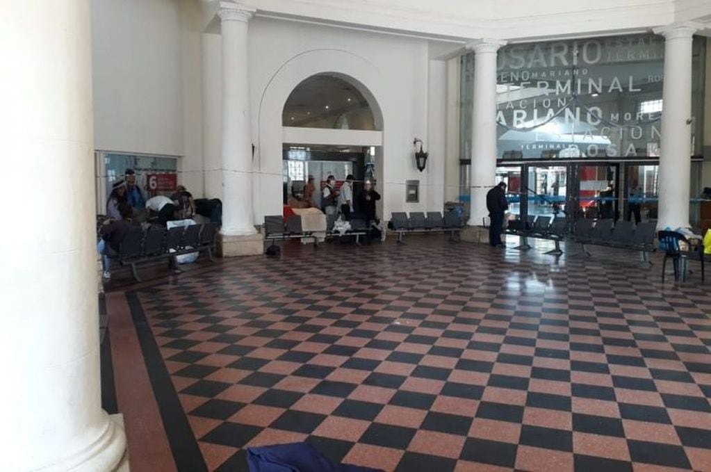 La terminal de Rosario  hace más de 40 días no recibe servicios regulares de colectivos. (@miradorweb)
