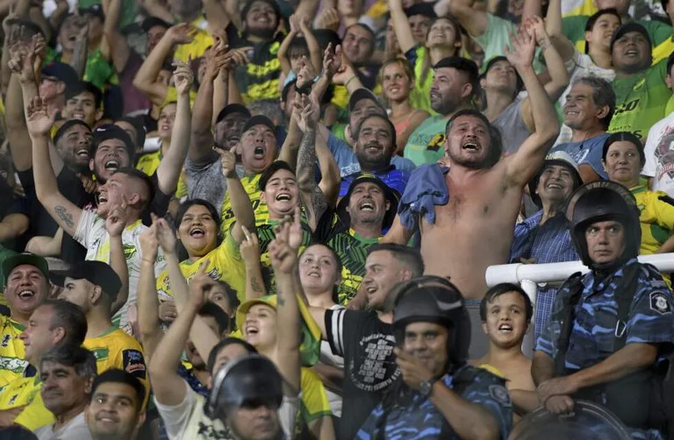 Defensa y Justicia sancionará al hincha que realizó gestos racistas a los futbolistas de Santos. (AFP)