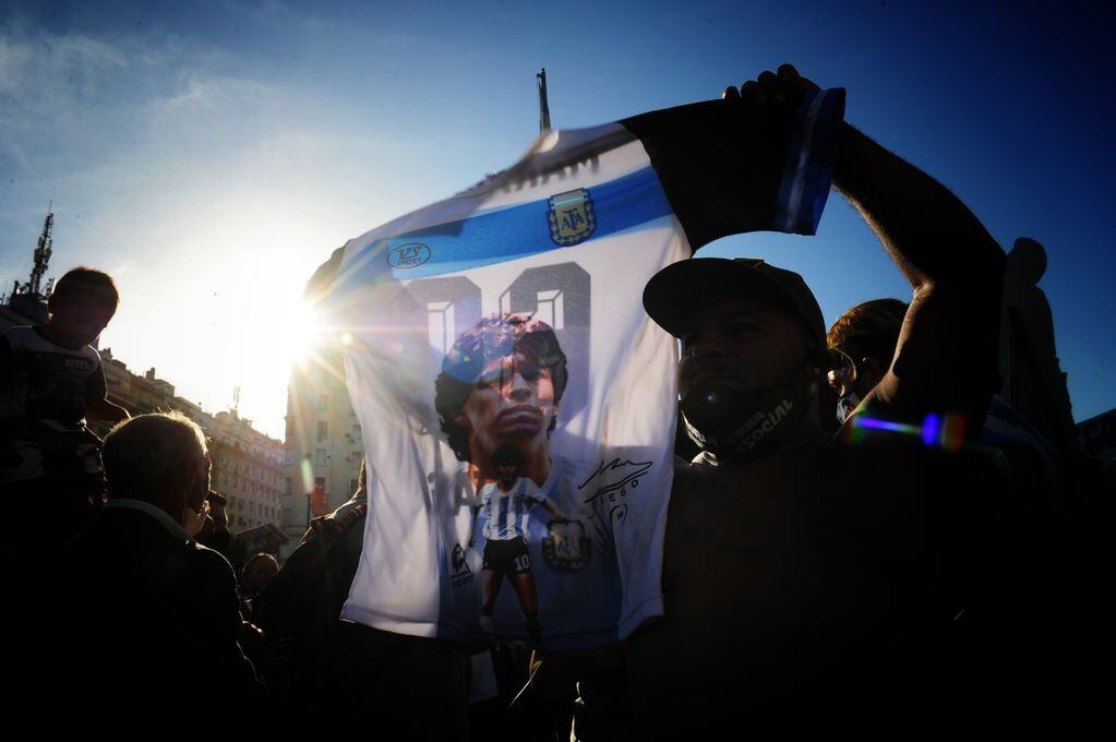 Multitudinaria y caótica marcha por Maradona en el Obelisco para reclamar por la muerte del Diez.