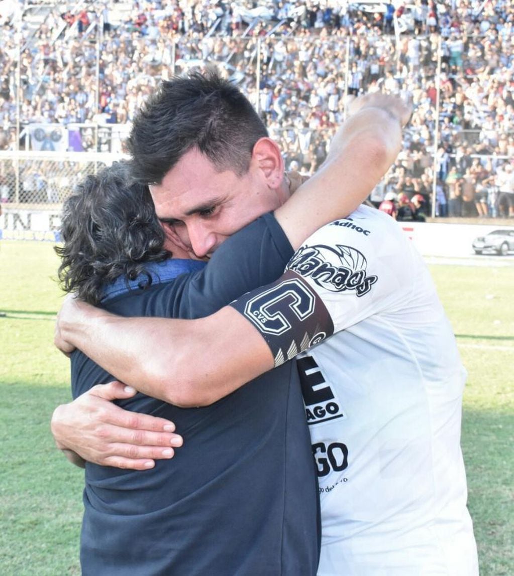 Festejos del gol histórico de Cristián Vega frente a Lanús para la clasificación a la final de la Copa.