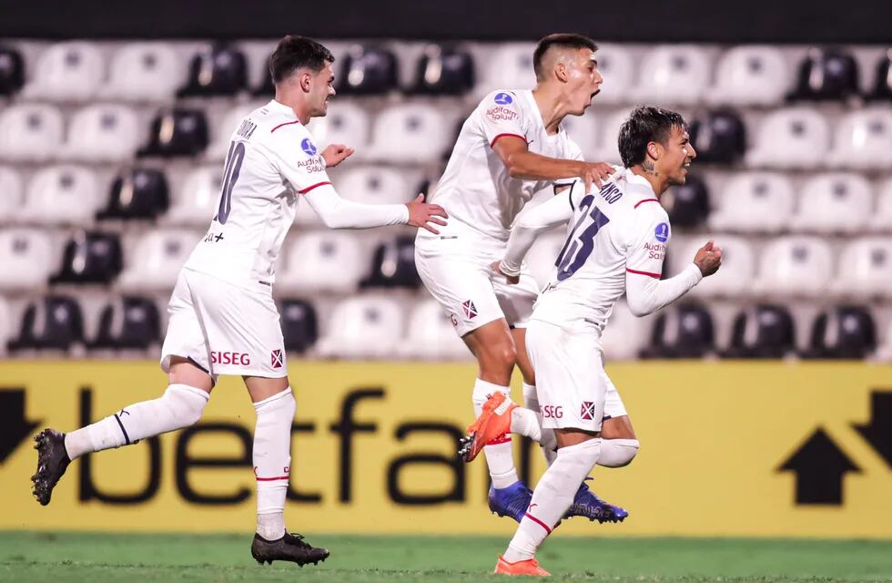 Domingo Blanco ya festeja su gol en la victoria de Independiente en Paraguay.