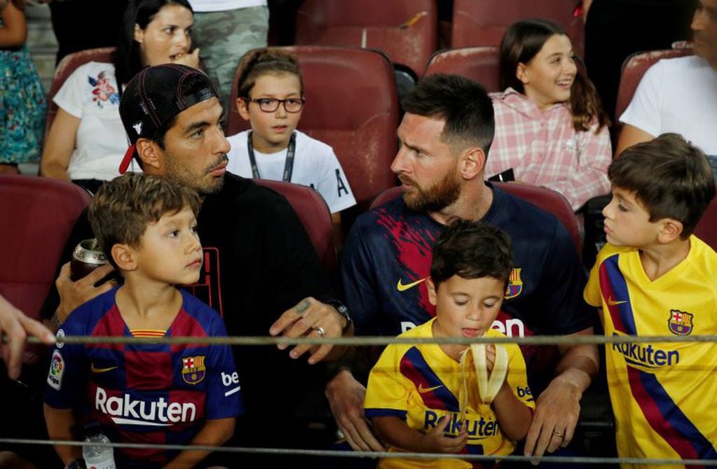 Luis Suárez acompañó al rosarino en la tribuna catalana. (REUTERS)