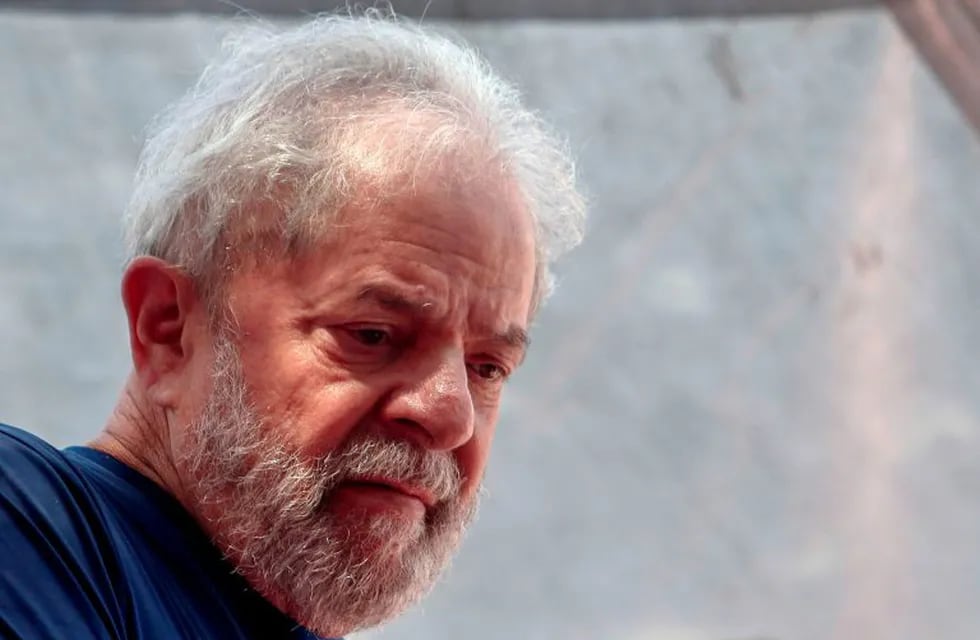 (FILES) In this file photo taken on April 07, 2018 Brazilian ex-president (2003-2011) Luiz Inacio Lula da Silva gestures during a Catholic mass in memory of his late wife Marisa Leticia, at the metalworkers' union building in Sao Bernardo do Campo, in metropolitan Sao Paulo, Brazil. - A judge in Brazil ordered the transfer of jailed leftist icon Luiz Inacio Lula da Silva to a prison in Sao Paulo on August 7, 2019, citing the inadequacy of the current facility. (Photo by Miguel SCHINCARIOL / AFP)