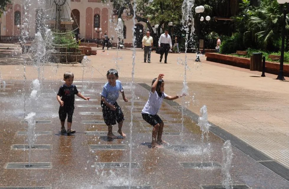 Imagen ilustrativa. Ola de calor en Misiones. Niños juegan en las aguas danzantes de la plaza 9 de Julio de Posadas.
