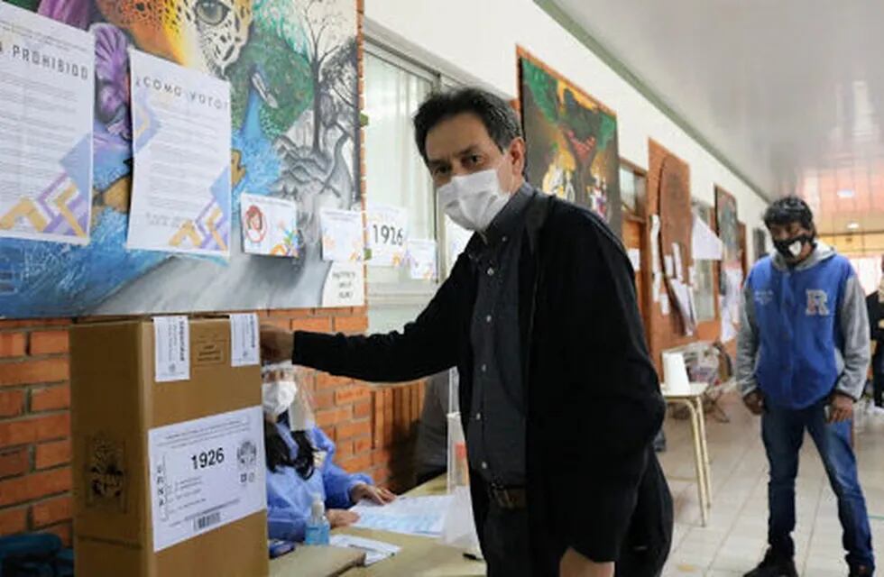 Diputado provincial Julio Barreto votando en Montecarlo.