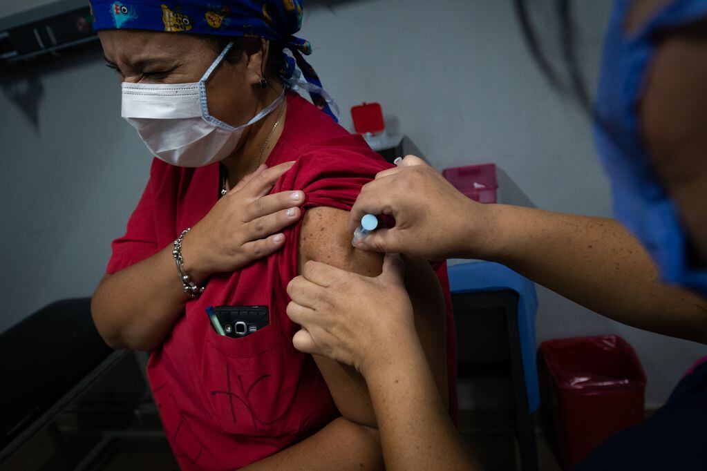 

El personal de salud del Hospital Central reciben la segunda dosis de la vacuna Sputnik V  

Foto: Ignacio Blanco / Los Andes
