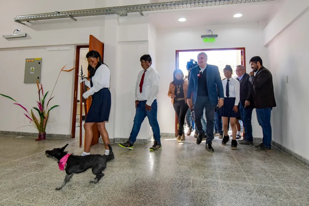 La estudiante Soledad Tolay dio la bienvenida a las autoridades en nombre del alumnado de la Escuela Rural n.° 2 de Aparzo. "Gracias por este edificio que tanto soñamos", expresó.