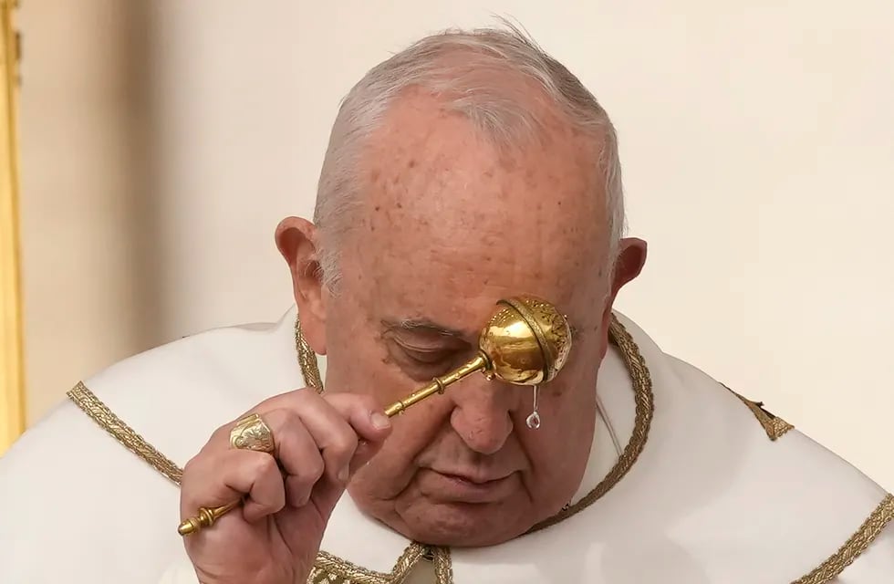 El papa Francisco rocía agua bendita mientras celebra la misa del Domingo de Pascua en la plaza de San Pedro del Vaticano.