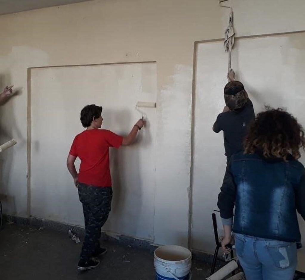 Alumnos de la Escuela Vicente Pereda mejorando su salón.