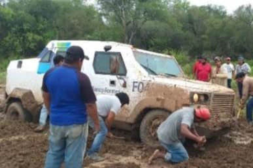 El vehículo que envió el Banco Formosa para pagarle a las comunidades aborígenes quedó por el camino