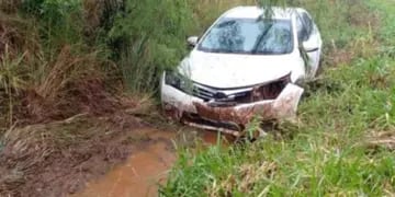 Accidente vial en San Vicente: un automovilista despistó por un espejo de agua