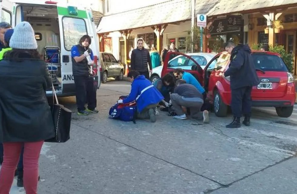 Un hombre se descompensó y chocó contra un vehículo estacionado.