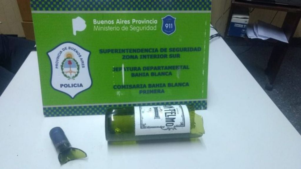 Una joven detenida por atacar a la policía con una botella rota