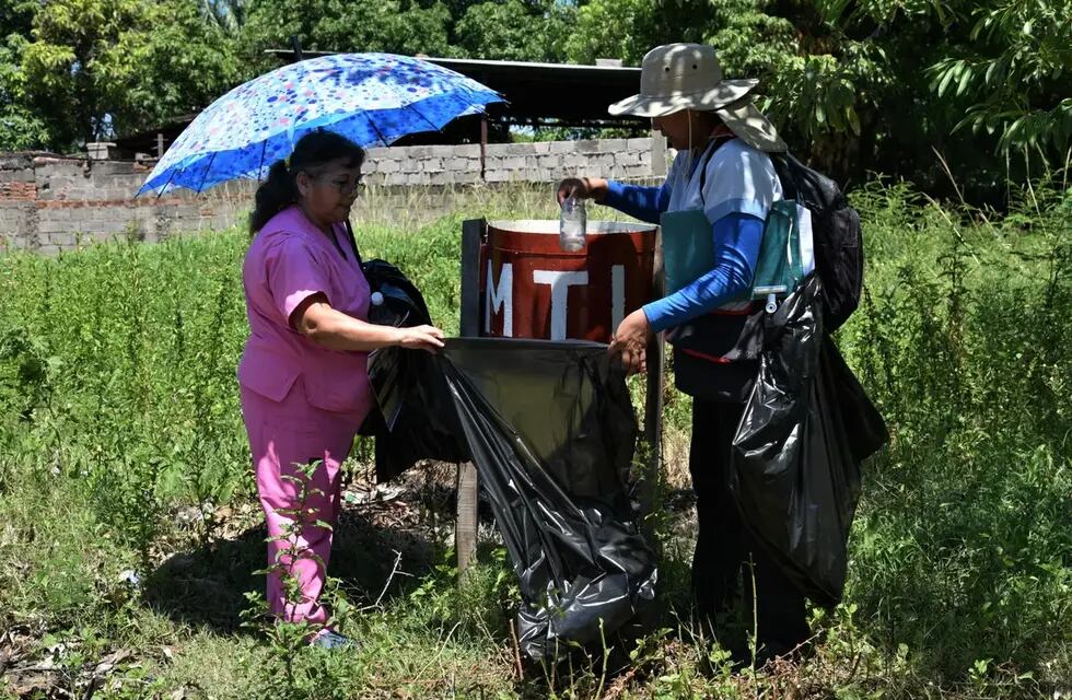 La eliminación y adecuada disposición de recipientes y objetos que puedan acumular agua a la intemperie, es vital en la lucha contra el dengue en Jujuy.