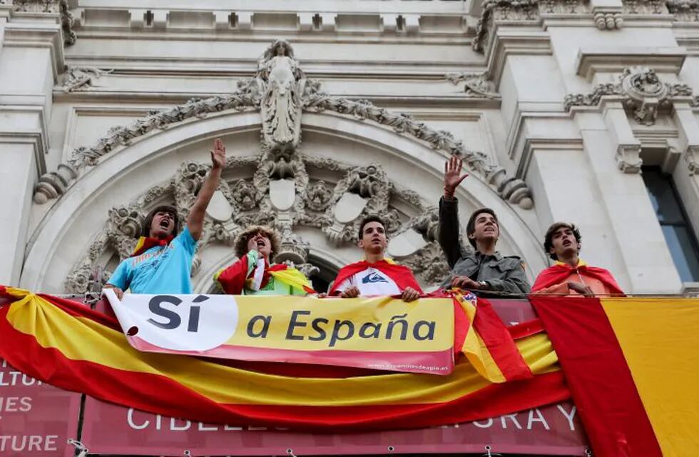 Demonstrators shout from a balcony of the city hall during a demonstration in favor of a unified Spain a day before the banned October 1 independence referendum, in Madrid, Spain, September 30, 2017. REUTERS/Sergio Perez