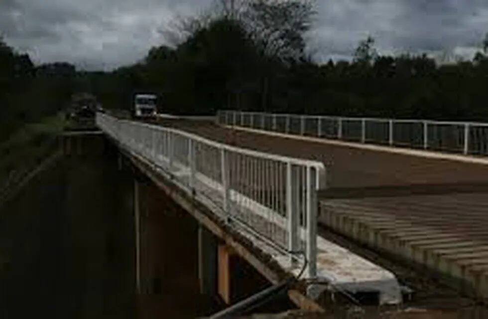 Puente del Arroyo Cuña Pirú sobre la Ruta pROVINCIAL N/ 7, actualmente en reparación. (agosto de 2020)