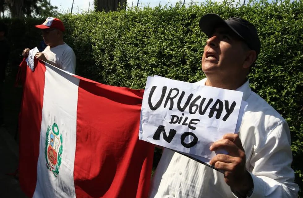Ciudadanos protestan frente a la embajada de Uruguay para que le nieguen el asilo político al ex presidente peruano Alan García (EFE)
