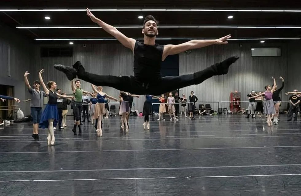 Emanuel Abruzzo sorprende con sus clases de ballet