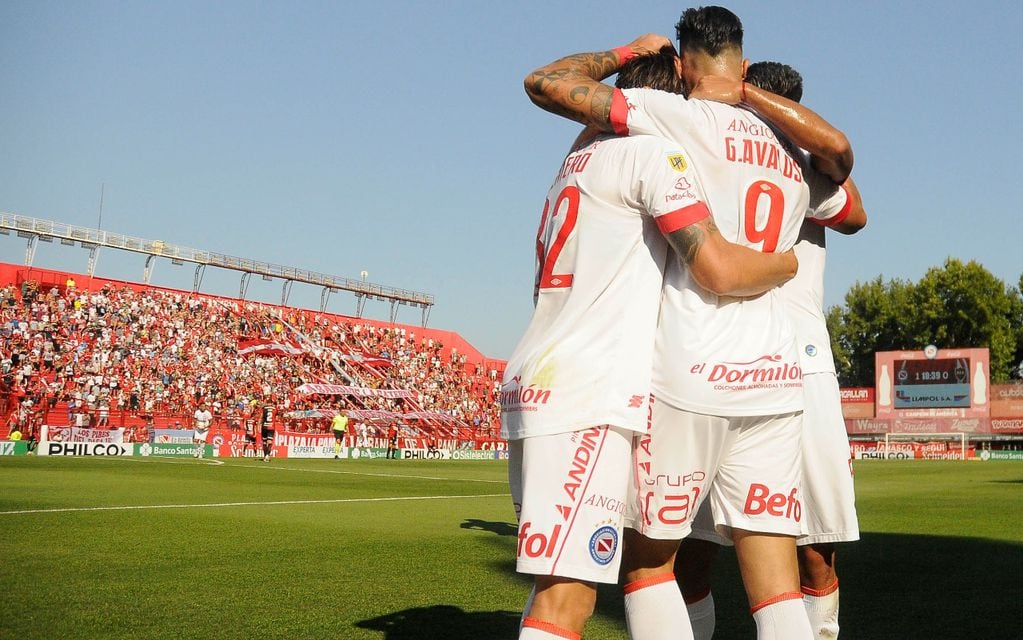 Gabriel Avalos marcó dos goles para el triunfo de Argenitnos Juniors sobre Newell's en la goleada por 3-0. / Gentileza.