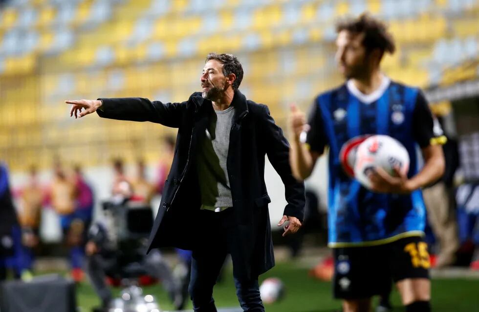 "Ahora dependemos de nosotros", dijo el exfutbolista de Inter de Milán y Valencia sobre la posición de la Academia. (EFE/Esteban Garay)